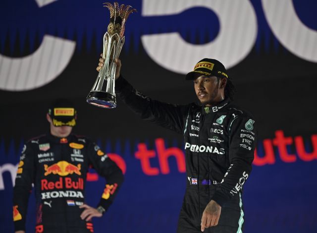 Хамилтън триумфира в инфарктната надпревара за Гран При на Саудитска Арабия