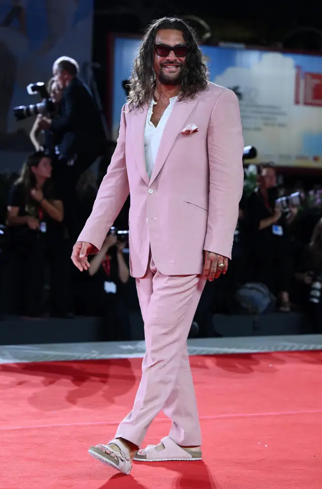 Джейсън Момоа се появи по розов костюм и с розов педикюр на червения килим във Венеция (СНИМКИ)