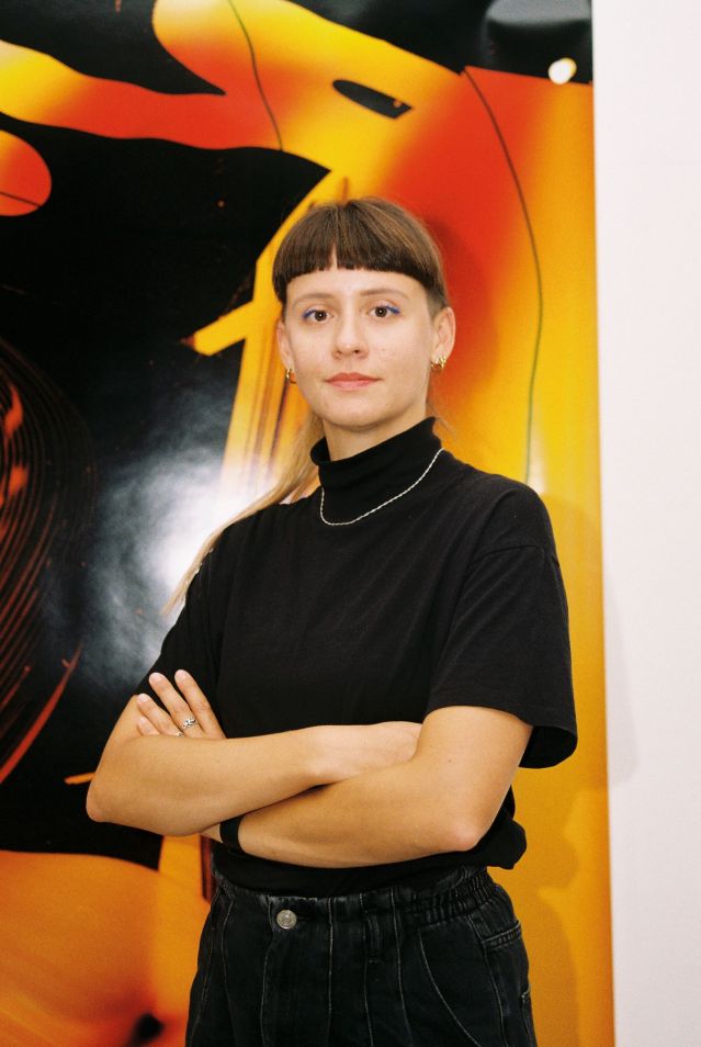  Чух вибриране на крила през прозореца - взаимен план на три млади художнички ще бъде показан в изложба „ Структура “ през март 