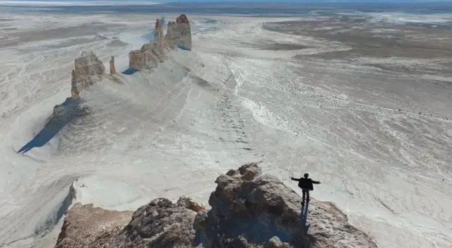 Димаш оглавява елита на вокалисти от 6 държави в новата музикална програма „Новият път на коприната“, пътуваща из Казахстан