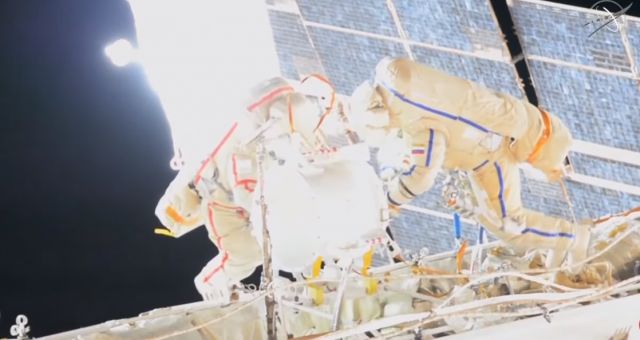 Руски астронавти излязоха в открития Космос (СНИМКИ/ВИДЕО)