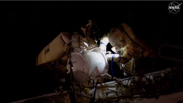 Руски астронавти излязоха в открития Космос (СНИМКИ/ВИДЕО)