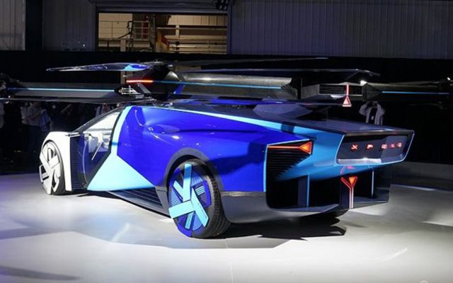 В Китай показаха трансформируема летяща кола, която може да скрие витлата в тялото си