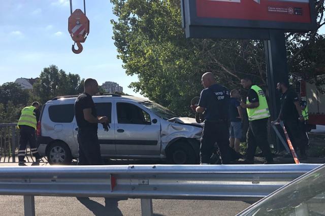 Кола излетя от мост на бул. "Сливница" (СНИМКИ)