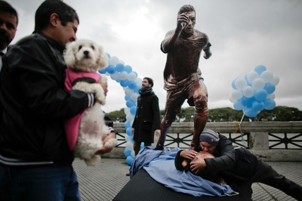 Статуя на Меси "изгря" в Буенос Айрес