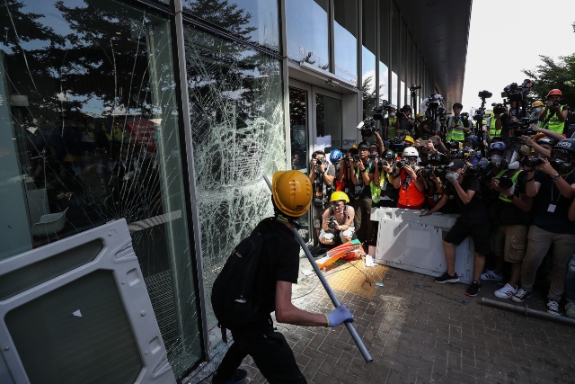 Протестите в Хонконг ескалираха