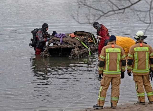  В Германия, от дъното на езеро, извадиха... прегърбен Запорожец (ВИДЕО) 
