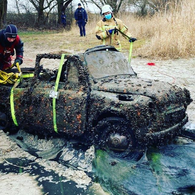  В Германия, от дъното на езеро, извадиха... прегърбен Запорожец (ВИДЕО) 