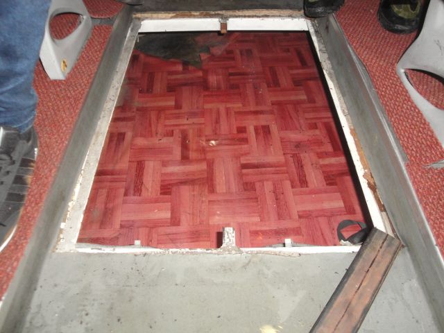  Граничар откри противозаконни имигранти в тайник на пода на микробус 