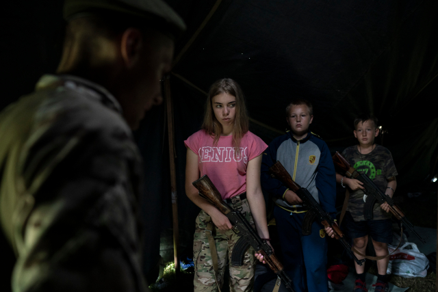 Учат деца как да убиват в украински лагер