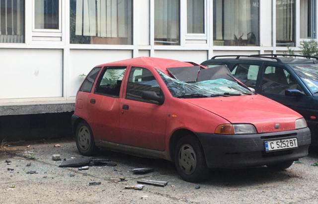 Плоча от сградата на НАП в София се откърти и смачка лек автомобил (СНИМКИ)