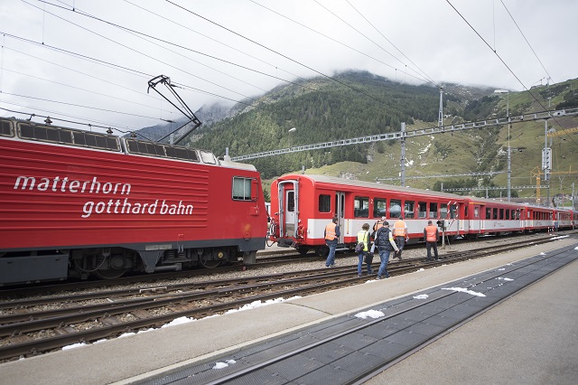 Челен влаков удар в Швейцария (СНИМКИ)