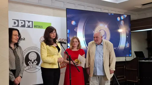 Журналистките Лора Инджова и Цветанка Ризова с най-престижните отличия на наградите „Свети Влас“ | ФАКТИ.БГ Журналистките Лора Инджова и Цветанка Ризова с най-престижните отличия на наградите „Свети Влас“