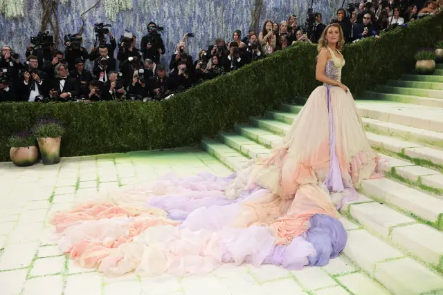 "Модата е изкуство": Met Gala 2026 събра погледите с блясък, голота и екстравагантни костюми (СНИМКИ)