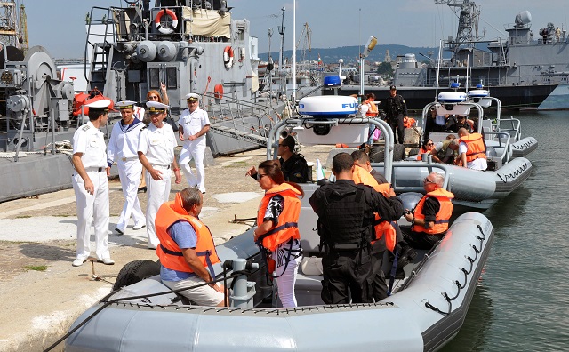 Българският боен флот получи от САЩ нови бойни моторни лодки (СНИМКИ)