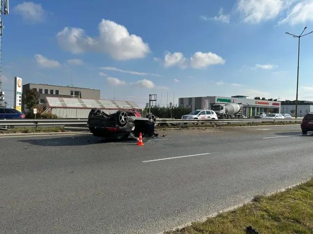 Зрелищна катастрофа в София, кола се обърна по таван, има двама ранени (СНИМКИ)