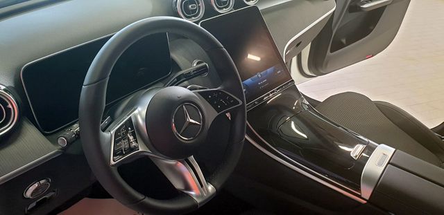 Новата генерация на най-продавания Mercedes "кацна" в София