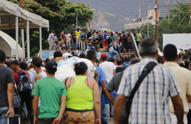 Хиляди венецуелци избягаха в Колумбия (СНИМКИ)