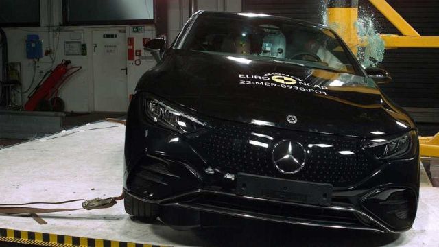 Mercedes използва коли на конкуренти за краш тестове
