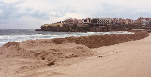 Протест в Созопол: Багер копае на плажа