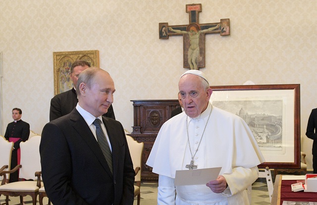 Путин отново закъсня за папата и не го покани в Русия (СНИМКИ)