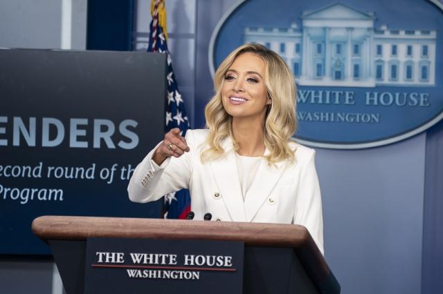 Тръмп добави още една красива жена в обкръжението си | ФАКТИ.БГ Тръмп добави още една красива жена в обкръжението си