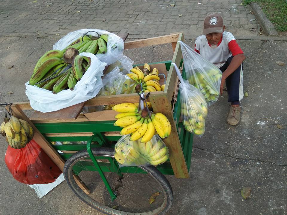 Ограбен продавач на банани получи огромно дарение (ВИДЕО+СНИМКИ)