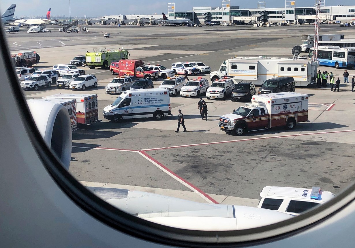 Самолет е поставен под карантина на летището в Ню Йорк