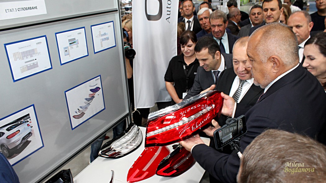 Как ще се правят задните светлини на колите (СНИМКИ)