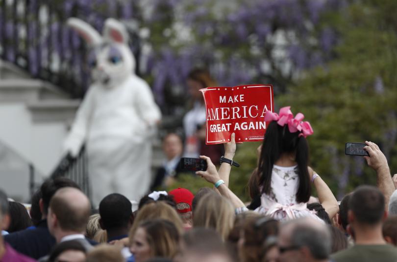Вижте! Тръмп търкаля яйца из Белия дом (СНИМКИ + ВИДЕО)