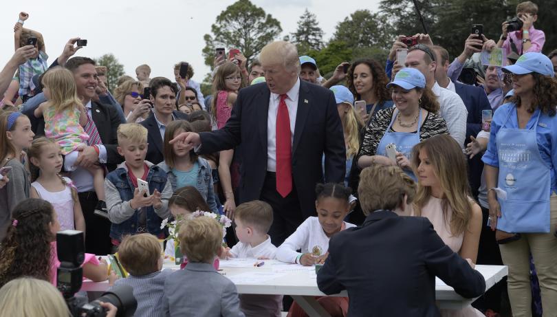 Вижте! Тръмп търкаля яйца из Белия дом (СНИМКИ + ВИДЕО)