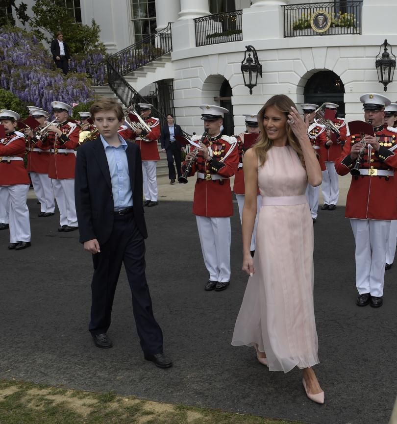 Вижте! Тръмп търкаля яйца из Белия дом (СНИМКИ + ВИДЕО)