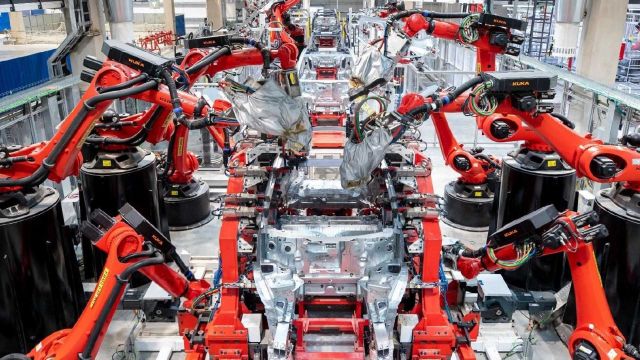 Tesla показа целия процес по производството на Model Y в Китай (ВИДЕО)