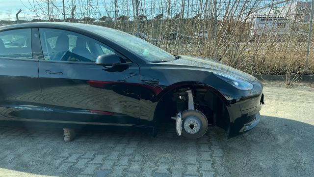 Вандали посегнаха на няколко коли на Tesla в представителство в Германия | интерФакти.БГ Вандали посегнаха на няколко коли на Tesla в представителство в Германия