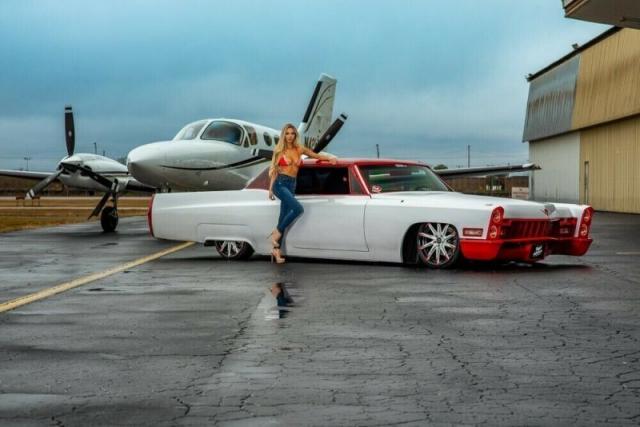 Дали тази секси блондинка ще помогне за продажбата на тунингован Cadillac