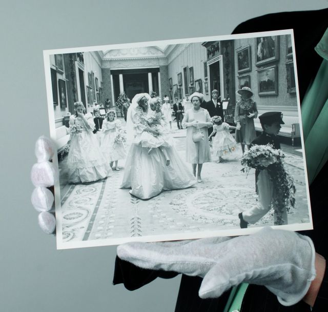  Продават на търг парче от сватбената торта на Даяна и Чарлз (СНИМКИ) 