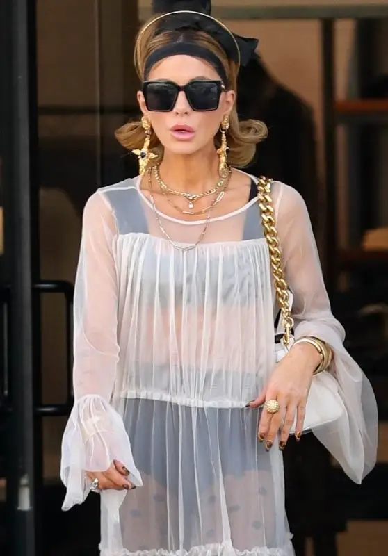  52-годишната Кейт Бекинсейл хукна на шопинг в транспарантна рокля (СНИМКА) 