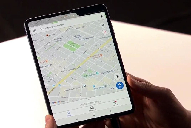 Samsung показа сгъваемия си телефон