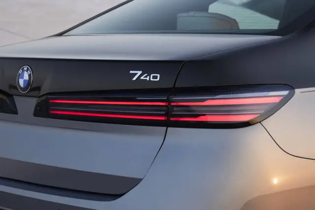 Запознаваме ви първи с новата "седмѝца" на BMW 