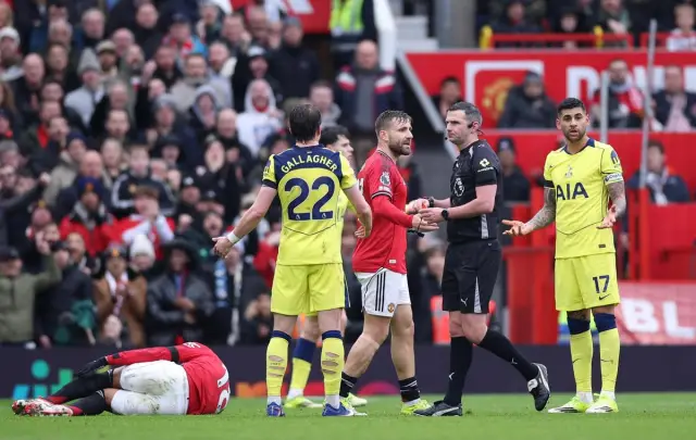 Четвърти пореден успех Ман Юнайтед при Карик, червен картон на Ромеро улесни пропадането на Тотнъм