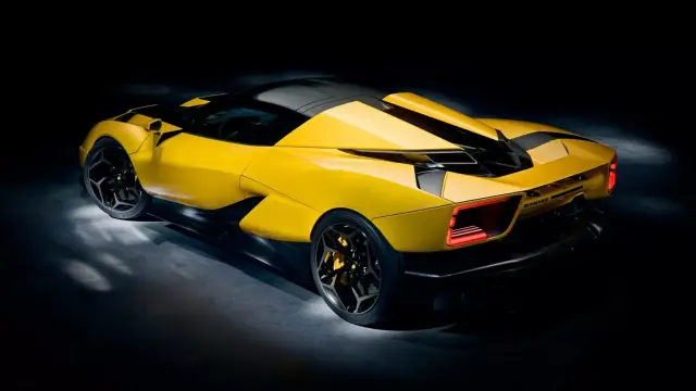 Италианци показаха V12 хиперкар със задно предаване