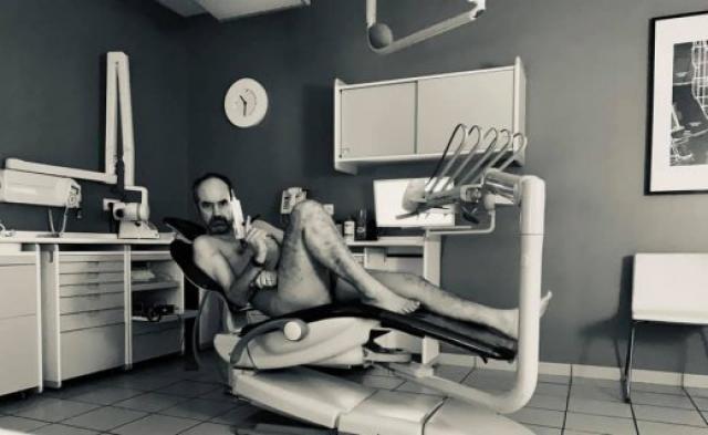 Зъболекари се съблякоха напълно голи в знак на протест срещу... (СНИМКИ)