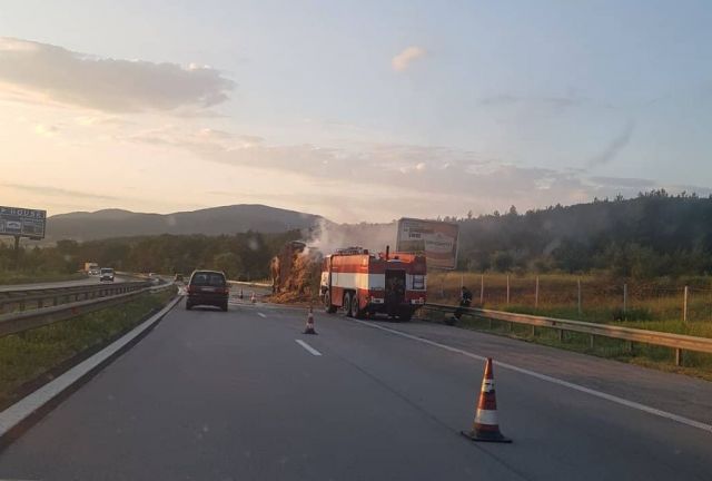 Първо във ФАКТИ: Камион със слама се запали на „Тракия“ (снимки)