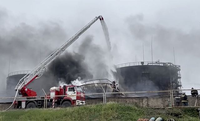 Украинското военно разузнаване: При днешния пожар в Севастопол са унищожени 10 цистерни с петрол