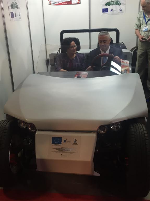 Лукарски изпробва прототип на български модулен електрически автомобил