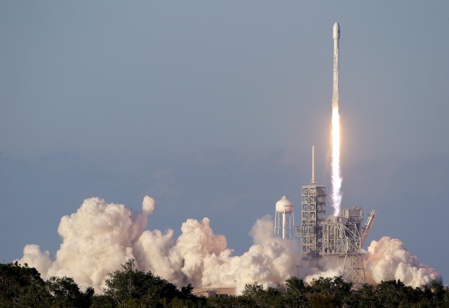 SpaceX изстреля спътник, който ще е от полза на самолетите