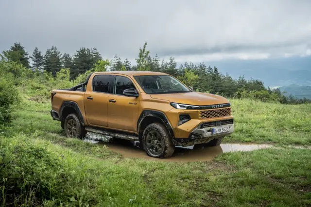 Тествахме новата Toyota Hilux на брутално офроуд трасе. Вижте и колко струва у нас