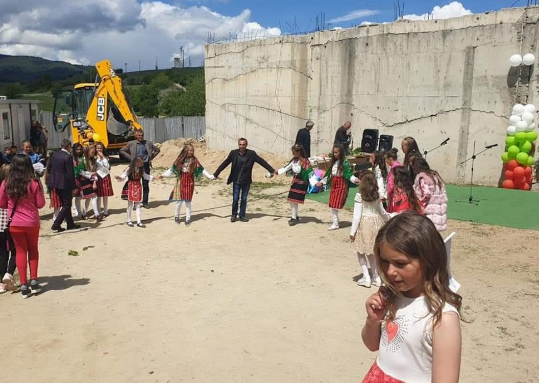 Строят училище в село Биркова