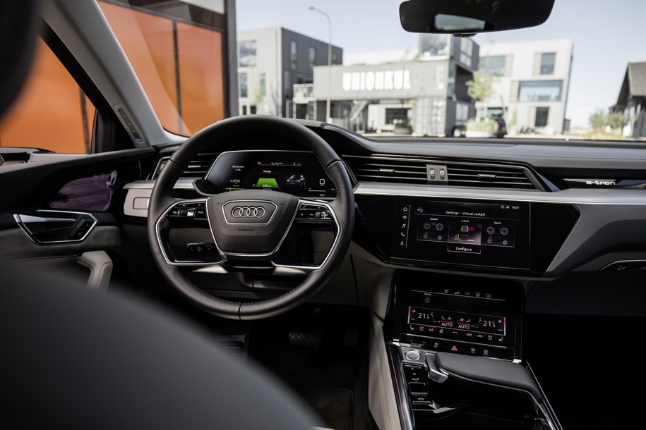 5 екрана и 16 високоговорителя в салона на Audi e-tron