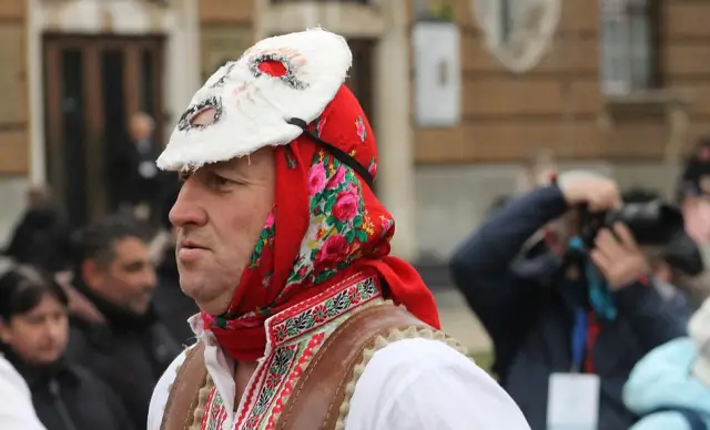 Най-добрите групи на Сурва 2026 ще дефилират през днешния ден (СНИМКИ)